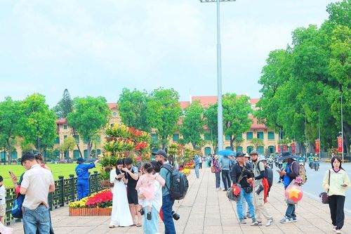 Giới trẻ rộn ràng 'check-in' tại khu vực Lăng Chủ tịch Hồ Chí Minh dịp 30/4
