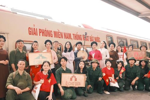 'Chuyến tàu đoàn viên' – Hành trình chạm vào ký ức lịch sử giữa lòng Hà Nội
