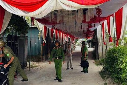 Dựng rạp cưới lấn chiếm lòng, lề đường: Tiềm ẩn nguy cơ mất an toàn giao thông tại Huế