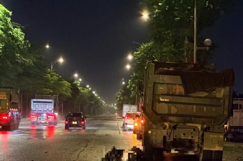 Hà Nội: 2 người đi xe máy tử vong sau va chạm với xe tải