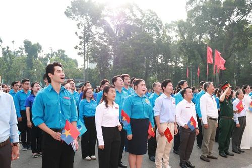 Tuổi trẻ TPHCM chào cờ kỷ niệm ngày thống nhất đất nước