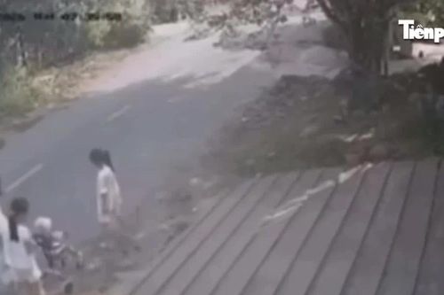 [Clip]: Ô tô tông văng người phụ nữ đi bộ cùng 3 trẻ nhỏ ở TPHCM