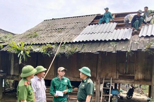 Giông lốc gây thiệt hại hàng loạt nhà tại Nghệ An