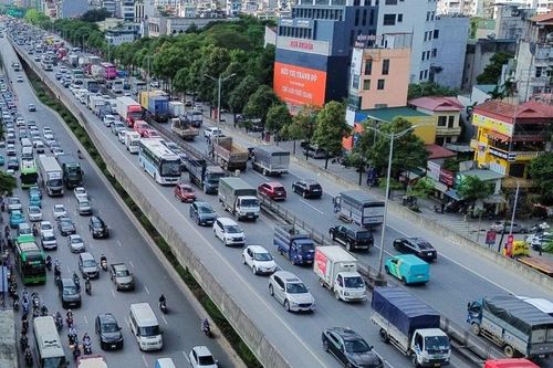 Cửa ngõ Hà Nội 'nghẹt thở', dòng người nhích từng mét rời Thủ đô nghỉ lễ 30/4