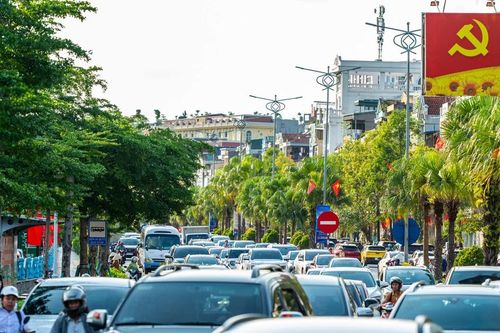 Phố biển Quảng Ninh chật kín phương tiện đổ về nghỉ lễ