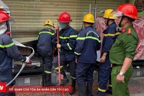 Cháy nhà hàng, 5 người nước ngoài thoát nạn