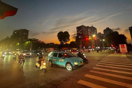 Nghe điện thoại của mẹ, con gái vội bắt chuyến xe cuối cùng về nghỉ lễ