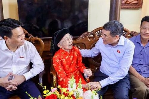 Thủ tướng Lê Minh Hưng thăm, tặng quà gia đình chính sách, công nhân lao động tại Hải Phòng