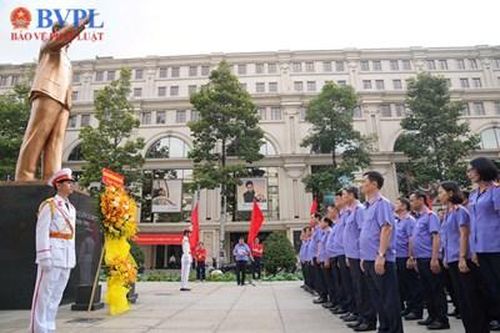 VKSND TP Hồ Chí Minh dâng hoa, báo công dâng Bác nhân kỷ niệm 50 năm ngày thành lập