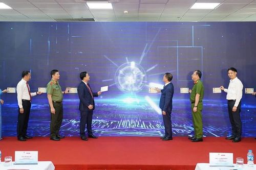 Ra mắt Kiosk thông minh phục vụ hành chính công tại Quảng Ninh