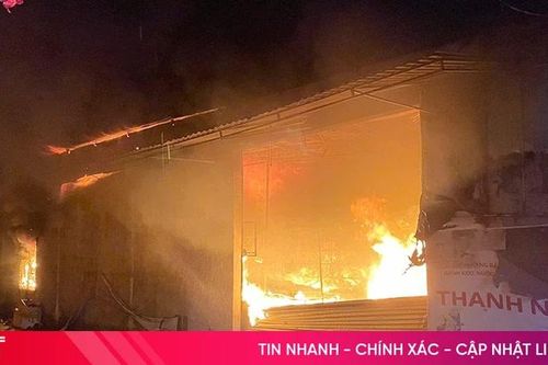 Cháy 2 ki-ốt hàng tạp hóa tại Sơn Tây lúc rạng sáng