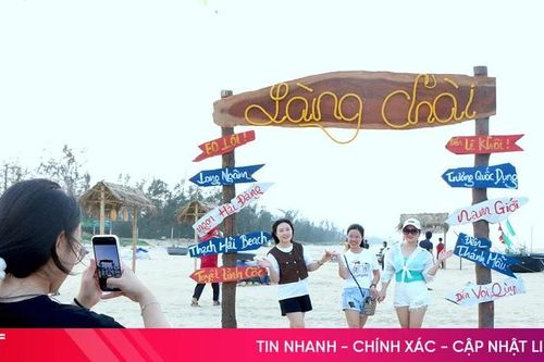 Du khách thích thú trước 'diện mạo mới' của biển Thạch Hải