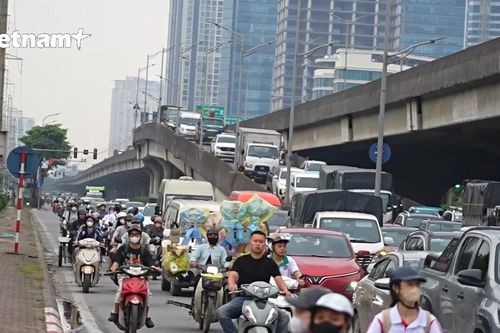 Người dân hối hả rời Thủ đô trước kỳ nghỉ lễ 30/4, nhiều 'cửa ngõ' ùn ứ kéo dài