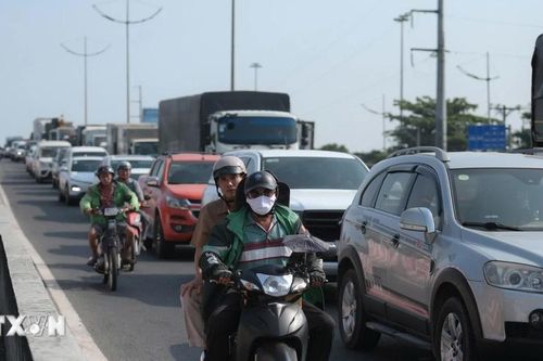 Cửa ngõ Thành phố Hồ Chí Minh đông nghẹt phương tiện trước kỳ nghỉ lễ 30/4