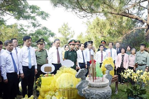 Tổng Bí thư, Chủ tịch nước Tô Lâm dâng hương tưởng niệm Đại tướng Võ Nguyên Giáp