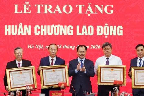 4 Thứ trưởng Bộ Nông nghiệp và Môi trường nhận Huân chương Lao động