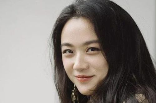 Nữ diễn viên phim Sắc giới mang bầu ở tuổi 47