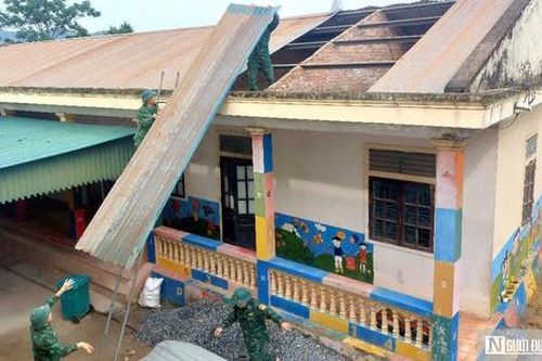 Dông lốc kèm mưa lớn khiến hàng chục nhà dân, trường học ở Nghệ An tốc mái, hư hỏng nặng