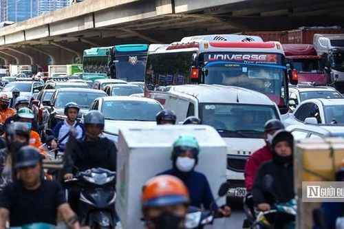 Người dân ùn ùn rời Hà Nội trước kỳ nghỉ lễ 30/4 - 1/5, cửa ngõ Thủ đô kẹt cứng