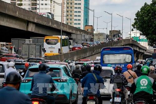 Cửa ngõ Hà Nội bắt đầu 'nóng', dòng người hối hả rời phố về quê