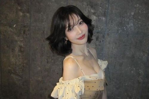 Joy (Red Velvet) khoe vóc dáng mảnh mai như búp bê
