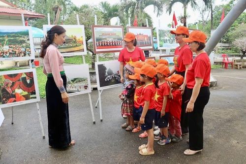 Triển lãm ảnh Chiến thắng Điện Biên Phủ tái hiện 'mốc vàng' lịch sử