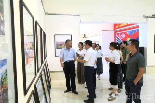 Hơn 260 ảnh, tư liệu tại triển lãm 'Đất nước trọn niềm vui' ở Hải Phòng
