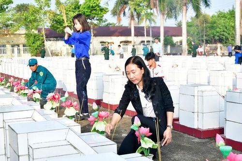 Đảng bộ, quân và dân các xã Đông Thái, An Biên, Tây Yên viếng nghĩa trang liệt sĩ