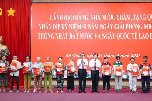Chủ tịch Quốc hội tặng quà gia đình chính sách, công nhân, người lao động khó khăn tại An Giang