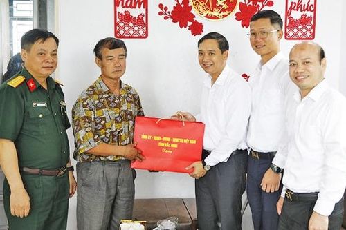 Chủ tịch HĐND tỉnh Nguyễn Việt Oanh thăm, tặng quà người có công dịp 30/4