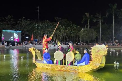 Diễn xướng Dân ca Quan họ Bắc Ninh trên thuyền tại hồ Nguyên Phi Ỷ Lan
