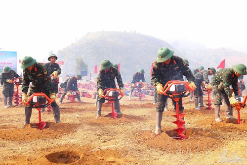 Xây dựng 'thế trận lòng dân' bằng việc làm thiết thực