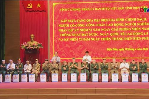 Gặp mặt, tặng quà gia đình chính sách, người có công với cách mạng, công nhân lao động và người nghèo