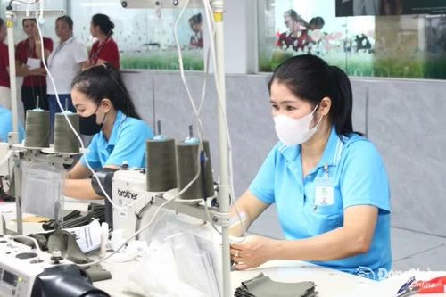 Công ty cổ phần Đồng Tiến chi 1,5 tỷ đồng thưởng lễ cho công nhân viên