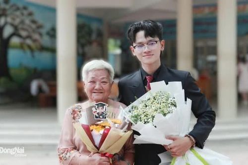 Tiếp thêm ước mơ đến giảng đường từ những 'cặp lá yêu thương'