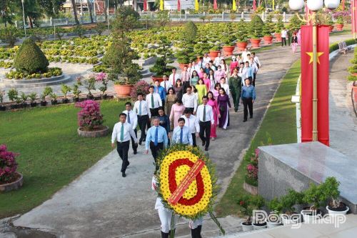 Đoàn lãnh đạo tỉnh Đồng Tháp viếng Nghĩa trang Liệt sĩ tỉnh (phường Mỹ Trà)