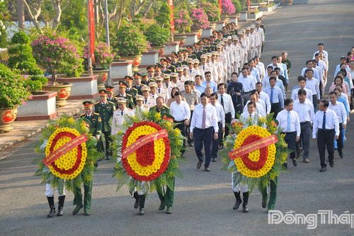 Lãnh đạo tỉnh Đồng Tháp viếng Nghĩa trang Liệt sĩ tỉnh