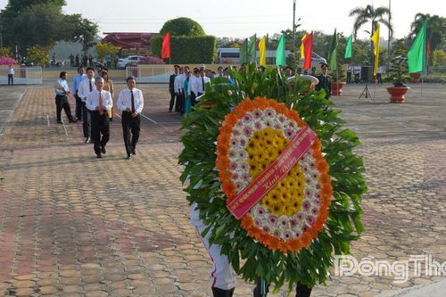 Lãnh đạo tỉnh viếng Nghĩa trang Liệt sĩ Tam Nông