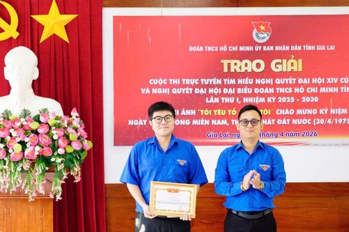 Đoàn UBND tỉnh Gia Lai trao giải Cuộc thi trực tuyến tìm hiểu Nghị quyết và Cuộc thi ảnh 'Tôi yêu Tổ quốc tôi'