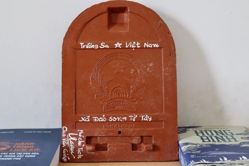 Những viên ngói thiêng liêng in hình Quốc huy Việt Nam ở Trường Sa