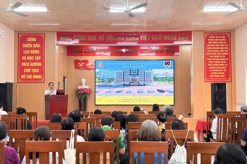 Tuyên truyền biển, đảo cho cán bộ mặt trận, người dân phường Nha Trang