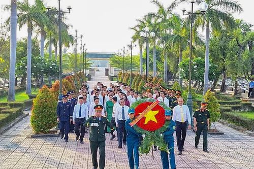 Các xã, phường khu vực Ninh Hòa viếng Nghĩa trang Liệt sỹ Ninh Hòa - Vạn Ninh