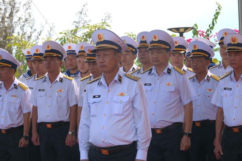 Đoàn công tác Hải quân dâng hương tưởng niệm các chiến sĩ Gạc Ma