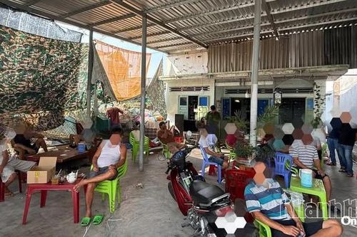 Bắt quả tang nhóm người đánh bạc trong quán cà phê