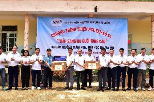 Tặng quà cho học sinh tại điểm trường bản Tia Ma Mủ