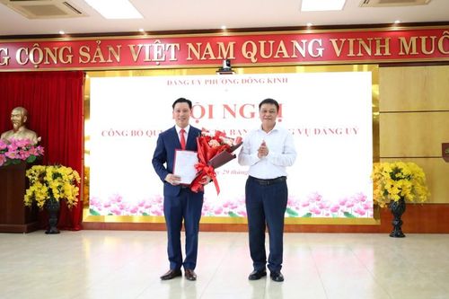 Công bố quyết định bổ nhiệm Chánh Văn phòng Đảng ủy phường Đông Kinh