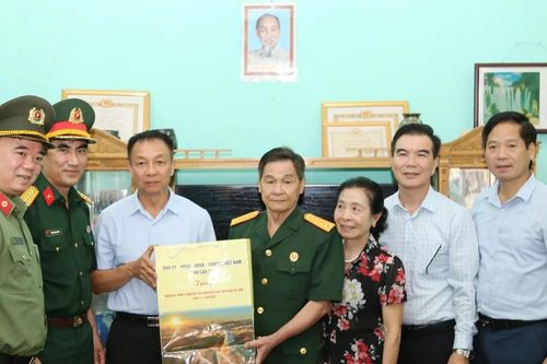 Các đoàn công tác của tỉnh thăm, tặng quà gia đình chính sách nhân dịp 30/4