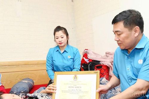 Trao Bằng khen của Liên đoàn Lao động tỉnh cho nữ công nhân dũng cảm cứu người