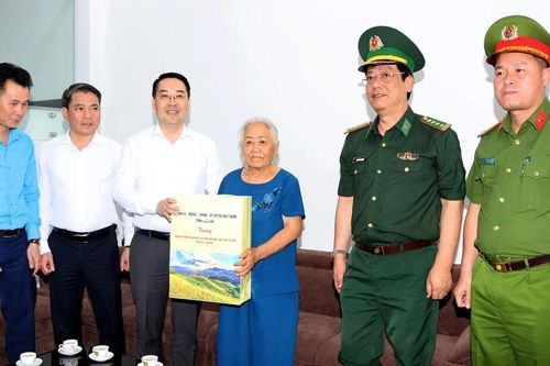 Chủ tịch UBND tỉnh Nguyễn Tuấn Anh thăm, tặng quà gia đình người có công phường Cam Đường
