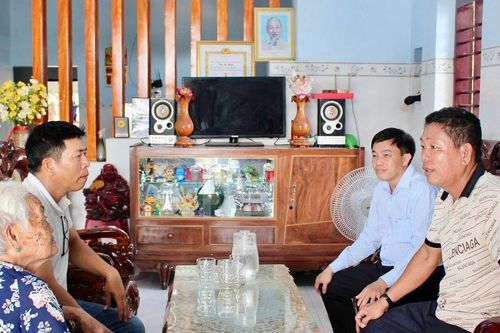 Ảnh Bác trong từng mái ấm